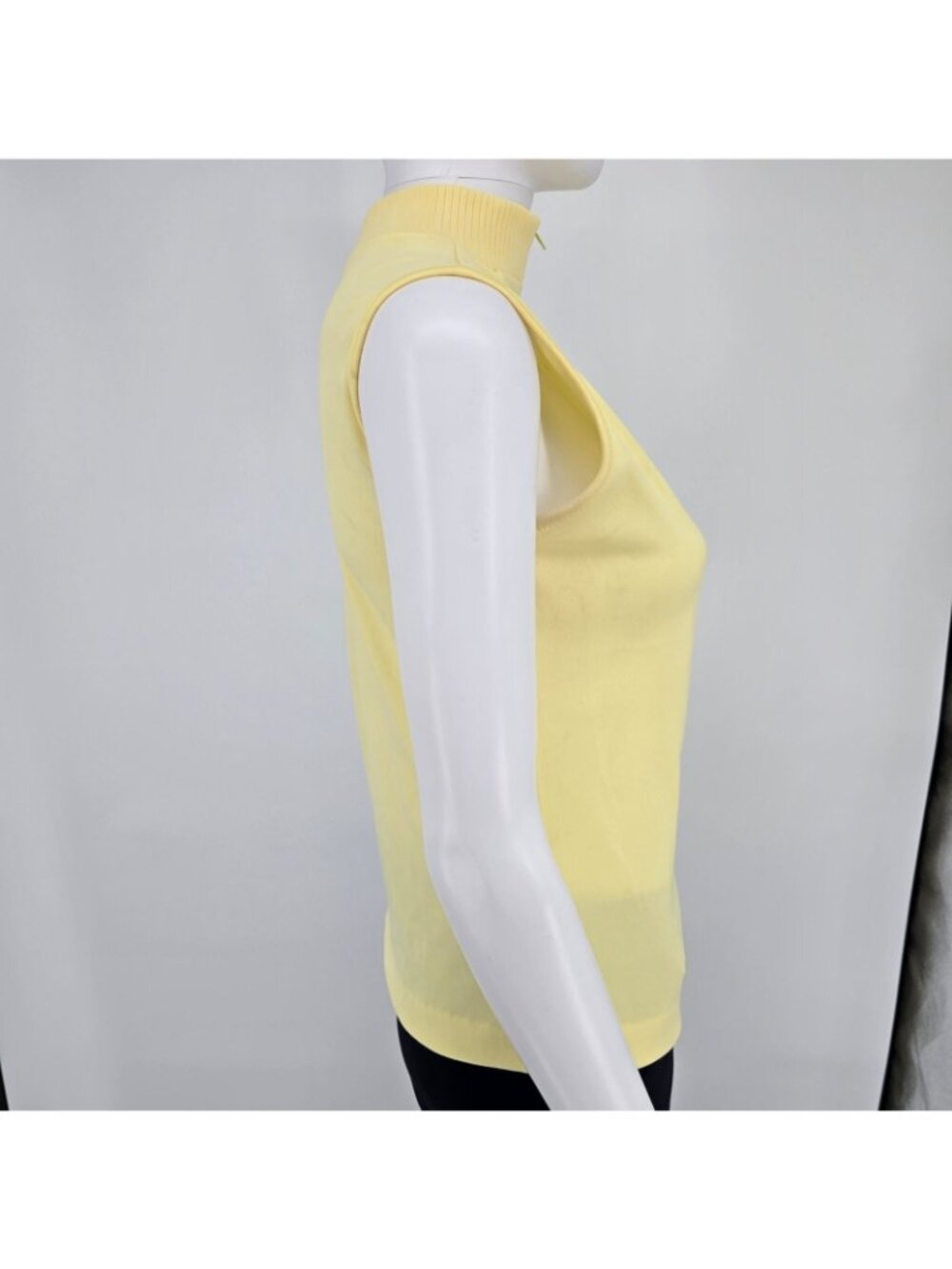 Vintage 1990s Women's Butter Yellow Knit Mock Neck Sleeveless Zip Top (S/M) - Picture 6 of 13